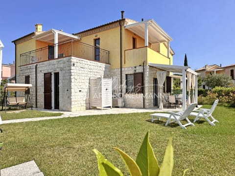 Property building, Patio, Spring, Day, Garden, Garden view, sunbed