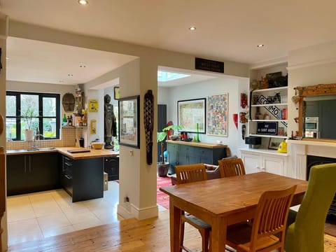 Kitchen or kitchenette, Dining area, oven, pet friendly, stove, washing machine
