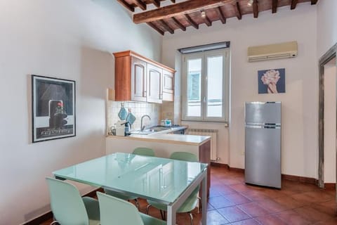 Kitchen or kitchenette, Dining area, oven