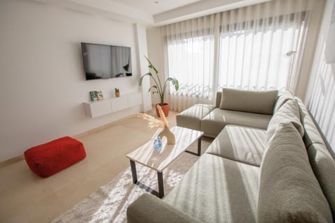 Communal lounge/ TV room, TV and multimedia, Living room, Seating area, Evening entertainment