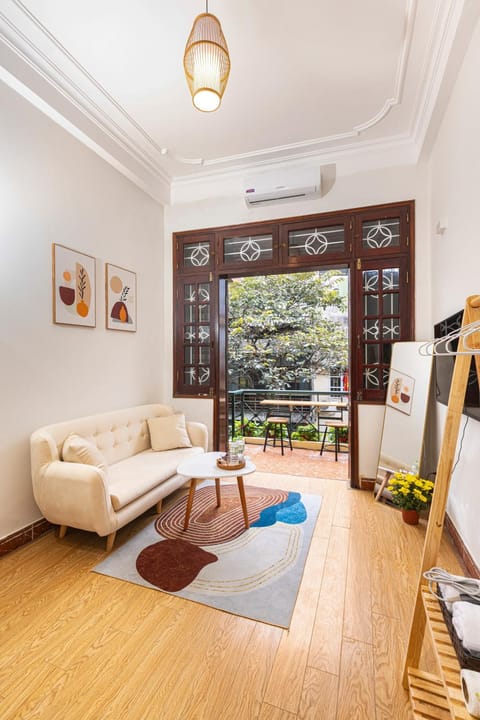 Bed, Balcony/Terrace, Balcony/Terrace, Living room, Photo of the whole room, Bedroom, Street view, Street view, Quiet street view