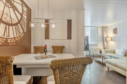 Living room, Photo of the whole room, Seating area, Dining area