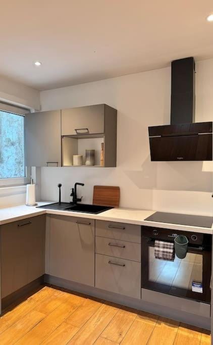 Kitchen or kitchenette, minibar, stove