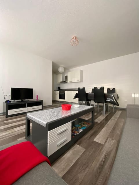 Communal lounge/ TV room, TV and multimedia, Living room