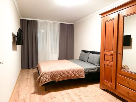 Bed, TV and multimedia, Bedroom