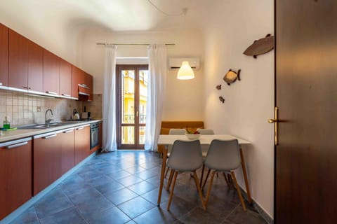 Kitchen or kitchenette, Seating area, kitchen