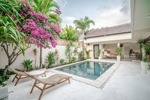 Property building, Garden, Garden view, Pool view, Swimming pool