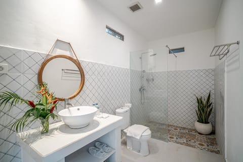 Toilet, Bathroom, bidet, towels