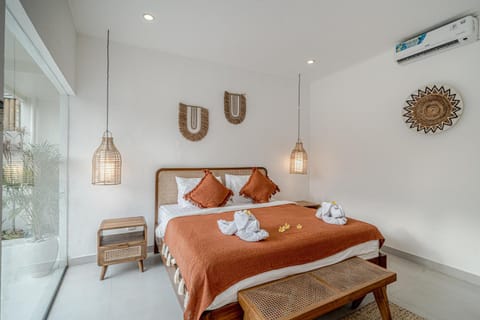 Bed, Photo of the whole room, towels, air conditioner