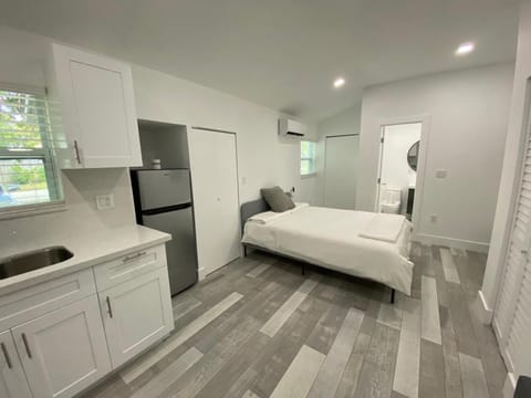 Newly renovated studio close to the beach Apartment in Hollywood