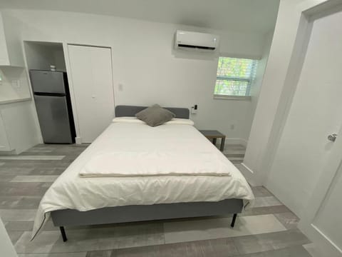 Newly renovated studio close to the beach Apartment in Hollywood