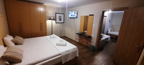Bed, TV and multimedia, Photo of the whole room, Bedroom, towels, wardrobe