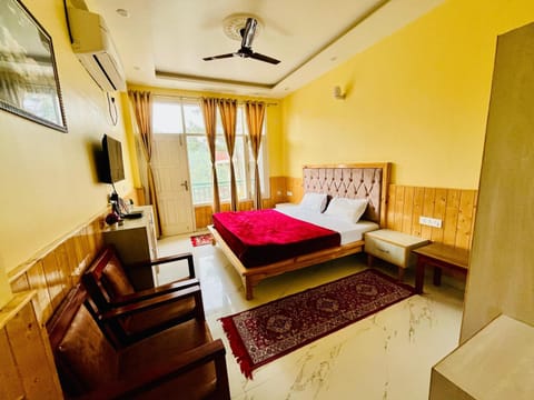 Bed, TV and multimedia, Balcony/Terrace, Photo of the whole room, Bedroom, air conditioner