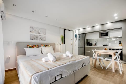 Bed, Kitchen or kitchenette, Photo of the whole room, Dining area
