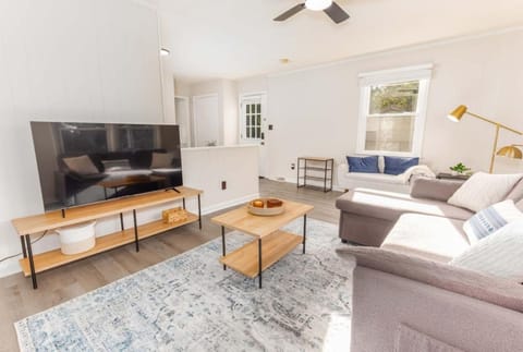 TV and multimedia, Living room, Seating area, Evening entertainment