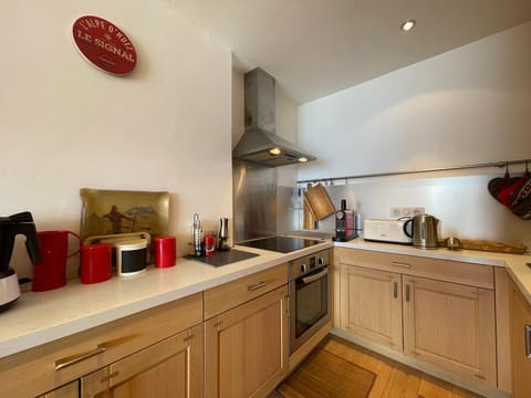 Coffee/tea facilities, Kitchen or kitchenette, dishwasher, stove, toaster