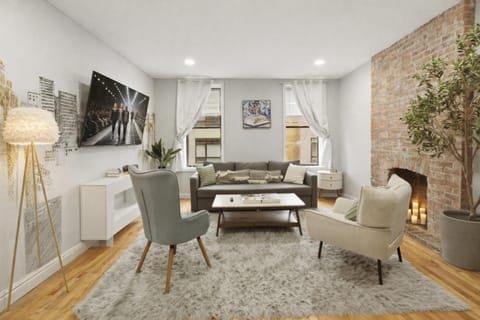 TV and multimedia, Living room, Decorative detail, Seating area, fireplace