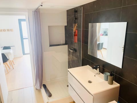 Shower, Bathroom, towels