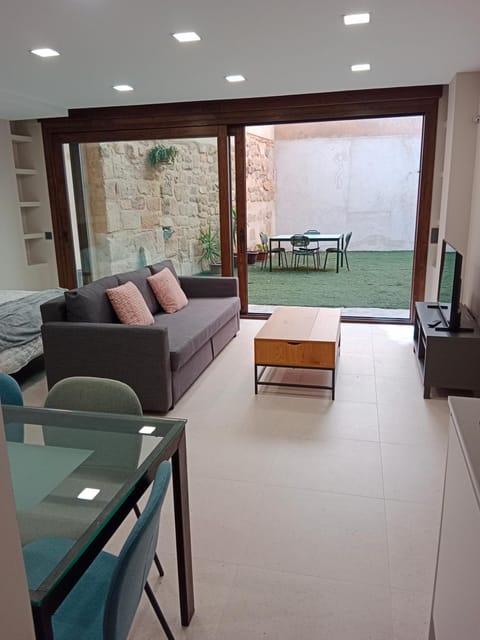 Patio, TV and multimedia, View (from property/room), Balcony/Terrace, Living room, Seating area