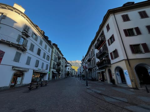 Property building, Neighbourhood, Location