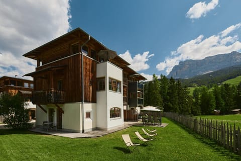 Property building, Day, Natural landscape, Garden, View (from property/room), Garden view, Mountain view, sunbed