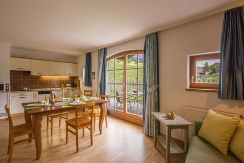 Kitchen or kitchenette, Living room, Seating area, Dining area