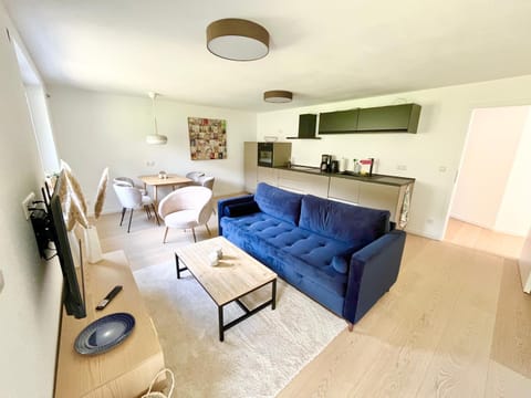 TV and multimedia, Coffee/tea facilities, Kitchen or kitchenette, Living room, Seating area, Dining area, stove