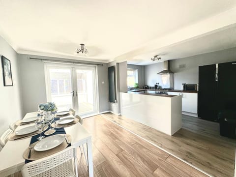 Kitchen or kitchenette, Dining area, stove