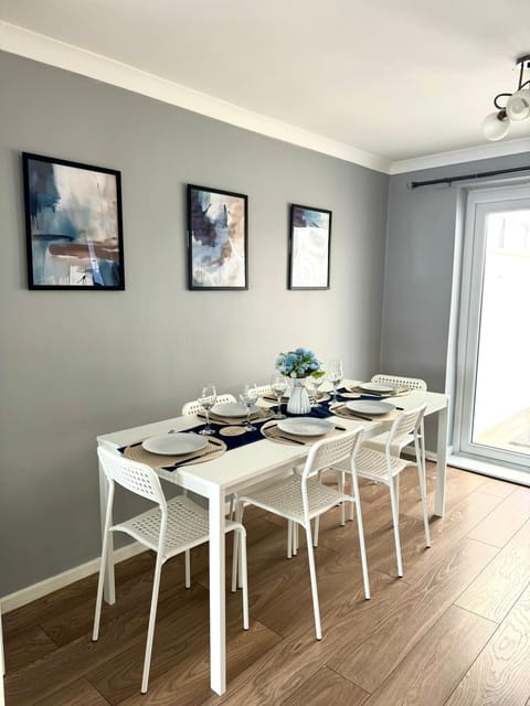 Seating area, Dining area