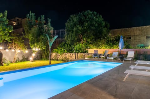 Night, Garden, Garden view, Pool view, Swimming pool, sunbed