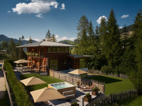 Property building, Day, Natural landscape, Summer, Garden, Hot Tub, Garden view, Open Air Bath, sunbed