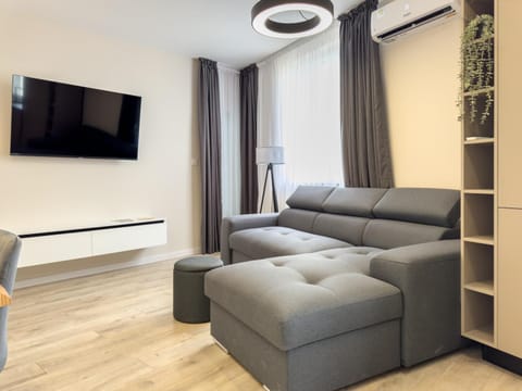 Communal lounge/ TV room, TV and multimedia, Living room, Seating area, Evening entertainment