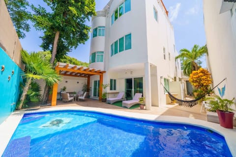 Patio, Garden, Seating area, Swimming pool, sunbed