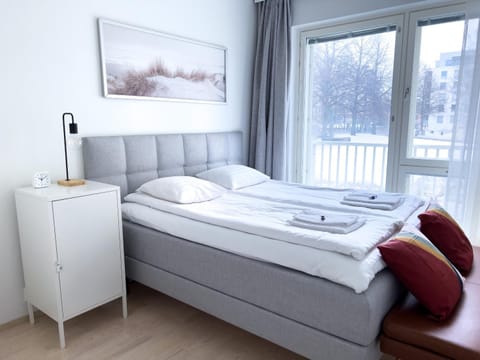 Bed, Bedroom, towels