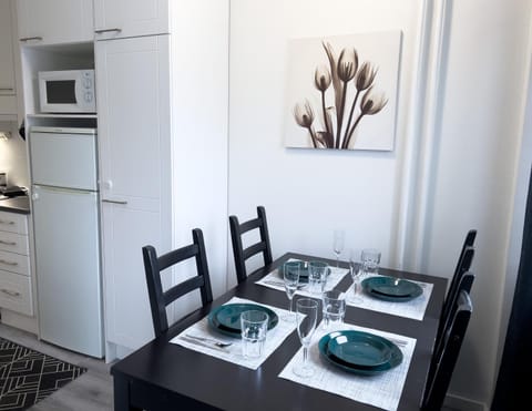 Kitchen or kitchenette, Dining area, microwave