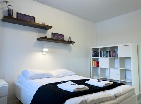 Bed, Library, Bedroom, towels