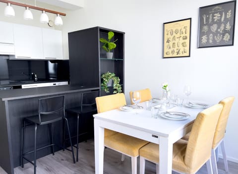 Coffee/tea facilities, Kitchen or kitchenette, Dining area, oven, stove