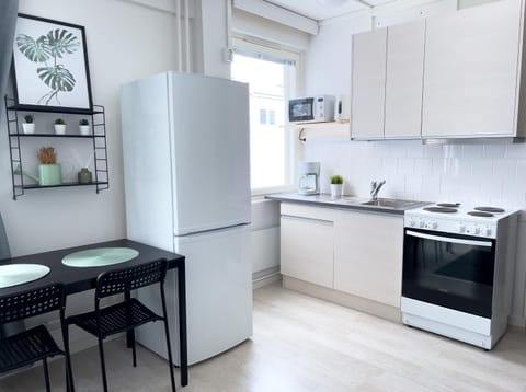 Coffee/tea facilities, Kitchen or kitchenette, Dining area, microwave, oven, stove, toaster