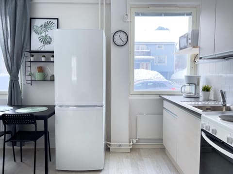 Coffee/tea facilities, Kitchen or kitchenette, Dining area, microwave, oven, stove