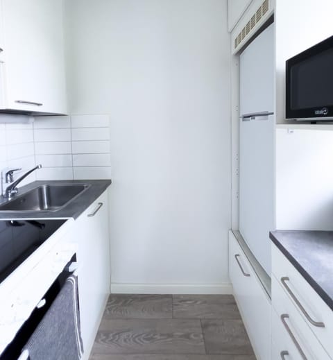 Coffee/tea facilities, Kitchen or kitchenette, microwave, oven, stove