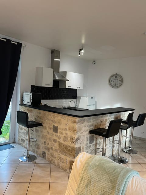 Kitchen or kitchenette, Lounge or bar