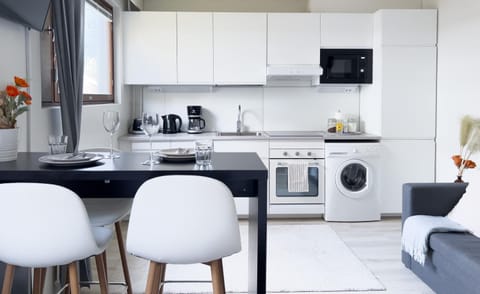 Coffee/tea facilities, Kitchen or kitchenette, Living room, Seating area, Dining area, dishwasher, microwave, oven, stove, toaster, washing machine