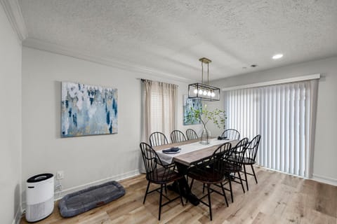 Seating area, Dining area, pet friendly