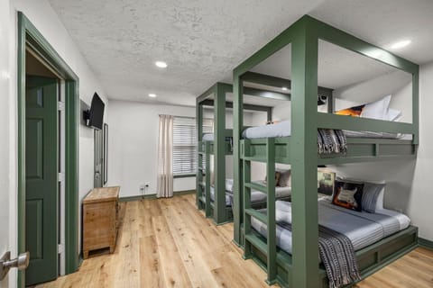 Bed, Photo of the whole room, Bedroom, bunk bed, towels