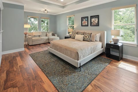 Luxury 5 BR 4 Bath, Hot Tub, Outdoor Kitchen, Across Street from Kyle Field! Villa in College Station