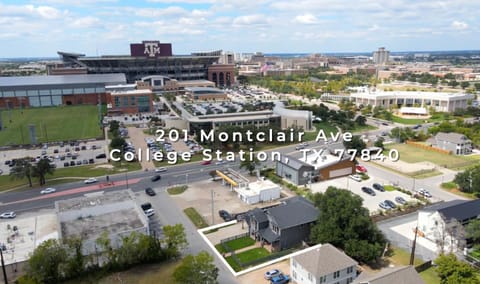 Luxury 5 BR 4 Bath, Hot Tub, Outdoor Kitchen, Across Street from Kyle Field! Villa in College Station