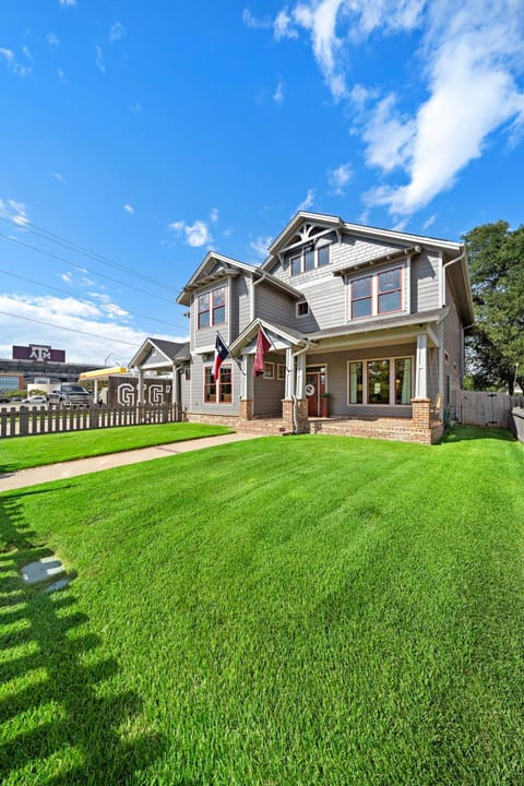 Luxury 5 BR 4 Bath, Hot Tub, Outdoor Kitchen, Across Street from Kyle Field! Villa in College Station