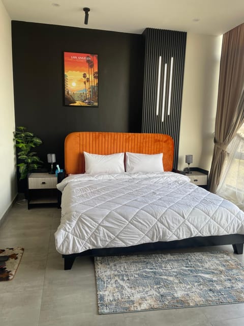 Bed, Living room, Photo of the whole room, Seating area, Bedroom