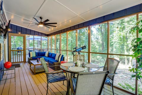 Waterfront Retreat on a Lake Lanier Cove with Dock House in Lake Lanier