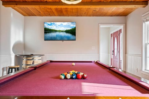 Gilford Getaway - Pool & Hot Tub - Lakes Region House in Laconia